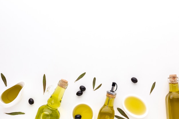 Piattini e bottiglie di olio d'oliva con spazio di copia