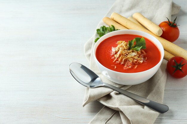 Piatto a base di pomodori gustosa zuppa di pomodoro