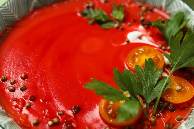 Piatto a base di pomodori gustosa zuppa di pomodoro