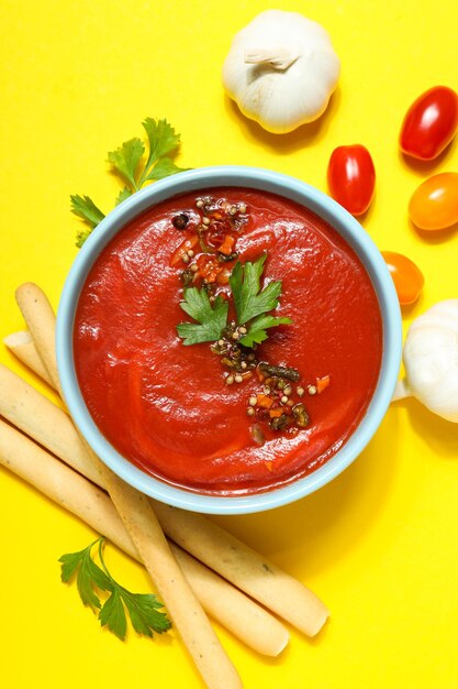 Piatto a base di pomodori gustosa zuppa di pomodoro