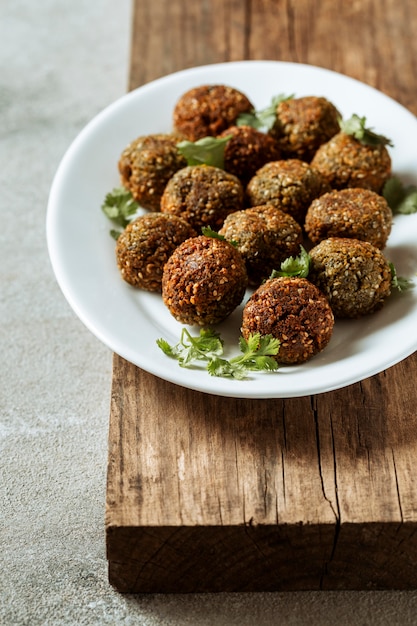 Piatto alto angolo con falafel