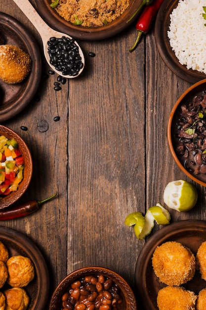 Piatto brasiliano laici cibo con copia spazio