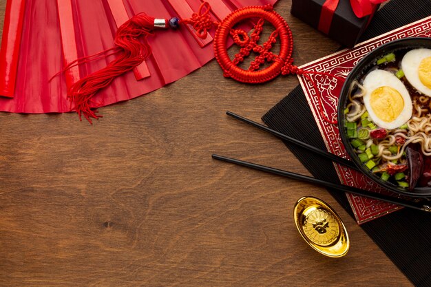 Piatto cinese di nuovo anno con le bacchette
