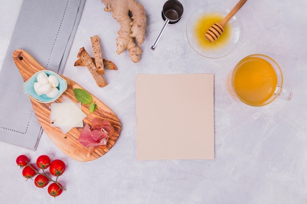 Piatto colazione con carta vuota