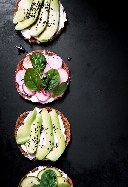 Piatto con avocado e ravanello fette