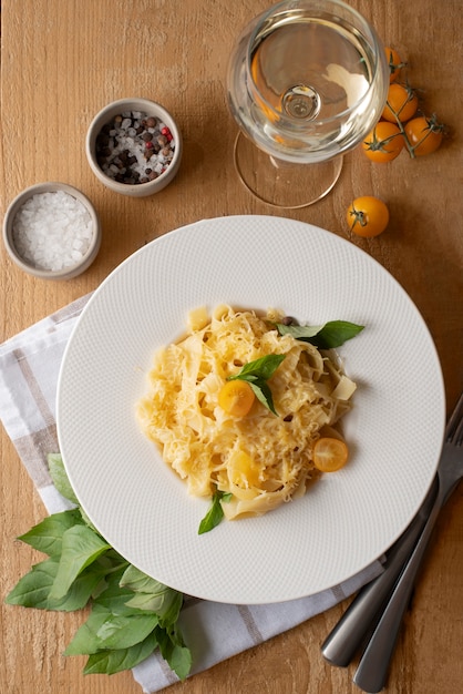 Piatto con delizioso piatto di pasta italiana