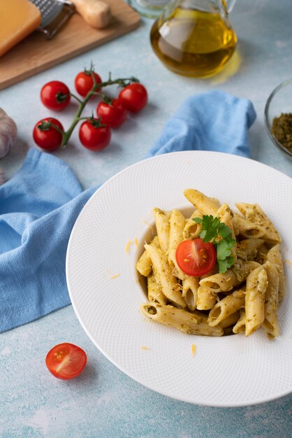 Piatto con delizioso piatto di pasta italiana