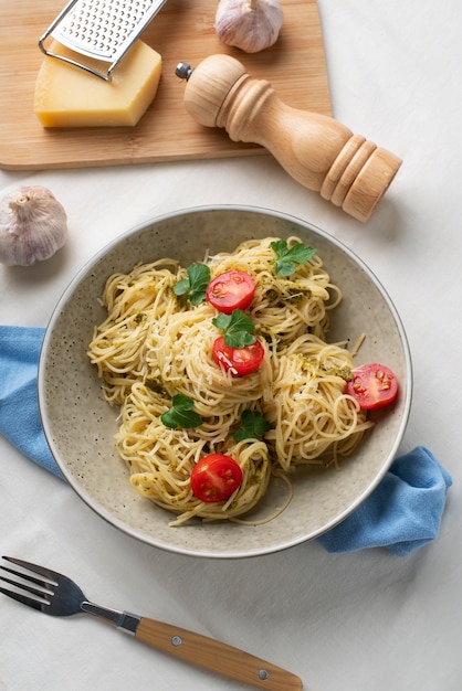 Piatto con delizioso piatto di pasta italiana