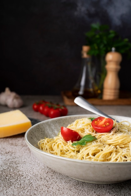 Piatto con delizioso piatto di pasta italiana