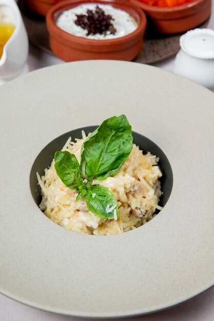 Piatto con formaggio grattugiato e verdure