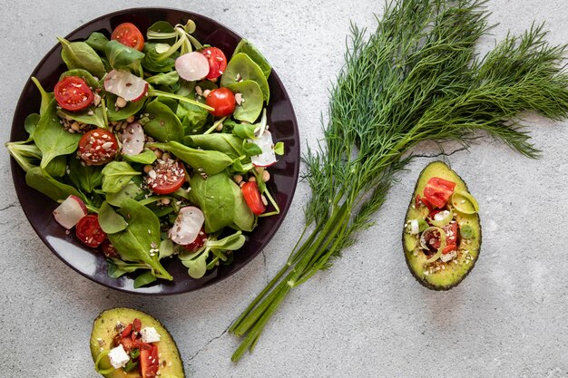 Piatto con insalata e avocado