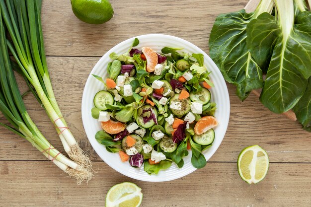 Piatto con insalata fresca