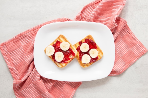 Piatto con marmellata e toast alla banana