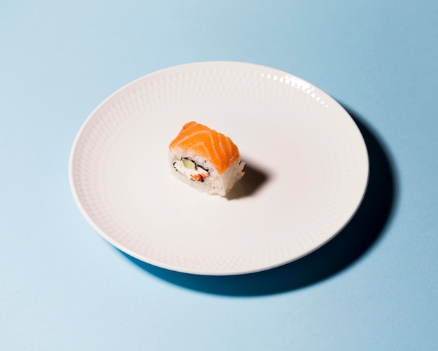 Piatto con rotolo di sushi sul tavolo