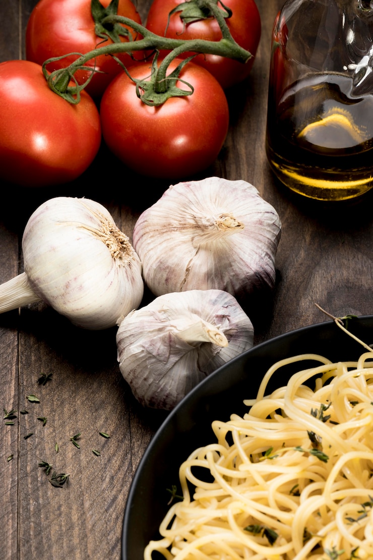 Foto gratuito piatto con spaghetti e verdure
