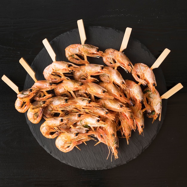 Piatto con spiedini di gamberi