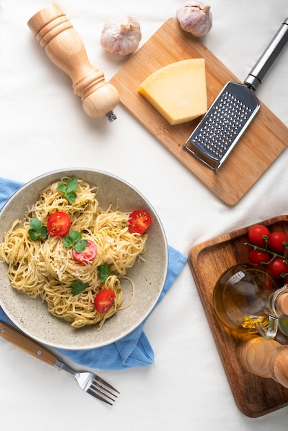Piatto con un delizioso piatto di pasta italiano