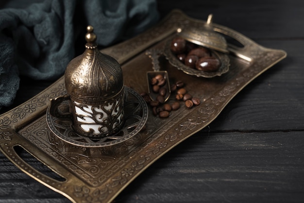 Piatto d'argento con tazza di caffè turco