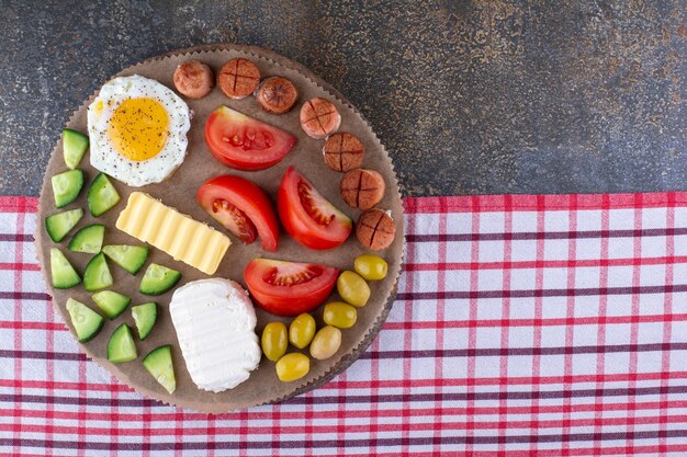 Piatto da colazione in legno con ingredienti misti