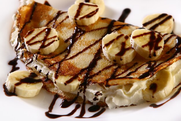 Piatto da dessert con pancake e banana