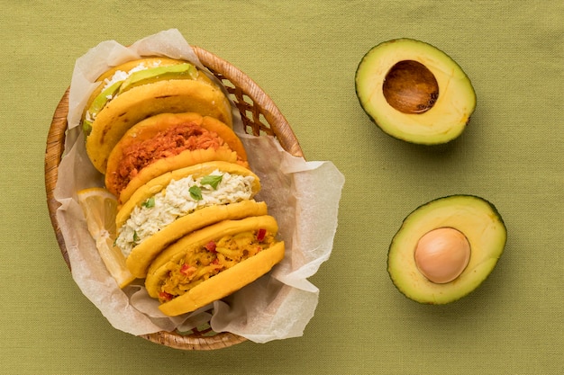 Piatto delizioso arepas e avocado