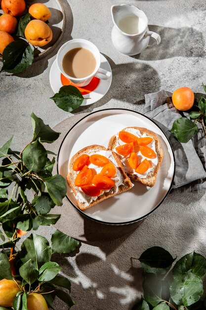 Piatto delizioso assortimento di pasti per la colazione