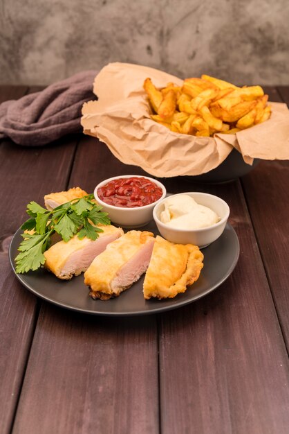 Piatto delizioso degli alimenti a rapida preparazione con le patate fritte