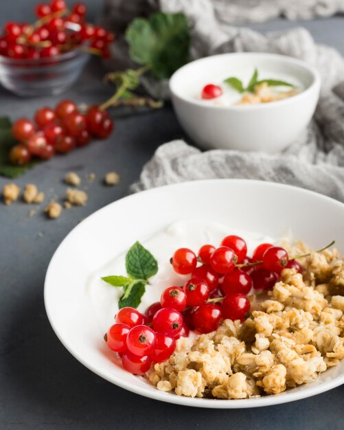 Piatto di alta vista con noci e frutta cibo sano concetto