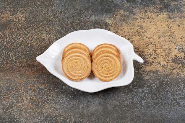 Piatto di biscotti ai semi di sesamo sul tavolo di marmo.