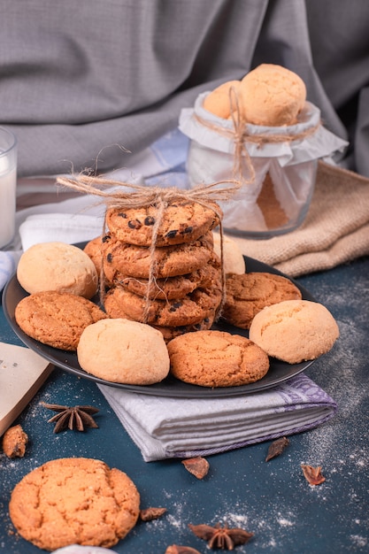 Piatto di caramelle e barattolo di biscotti