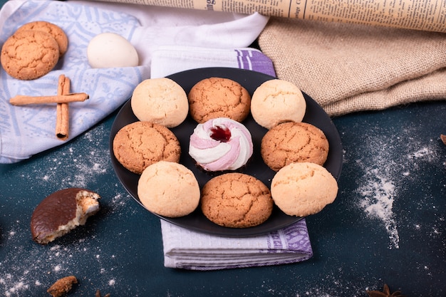 Piatto di caramelle e biscotti sul tavolo