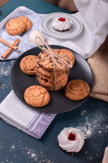 Piatto di caramelle e due torte