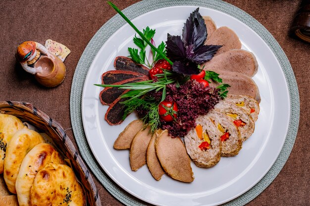 Piatto di carne vista dall'alto con erbe e verdure