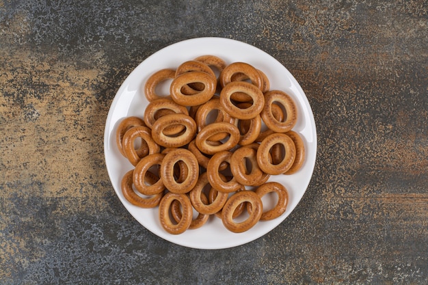 Piatto di cracker salati su marmo.