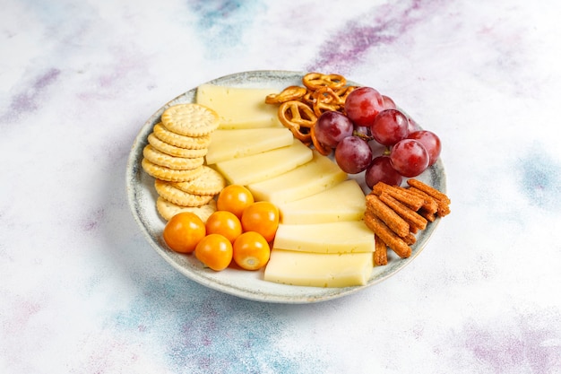 Piatto di formaggi con delizioso formaggio tilsiter e snack.