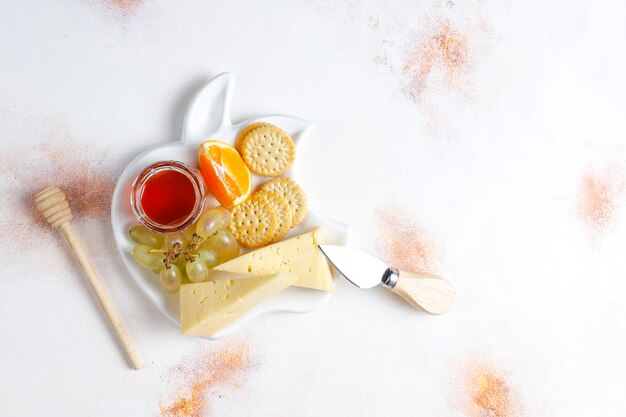 Piatto di formaggi con delizioso formaggio tilsiter e snack.