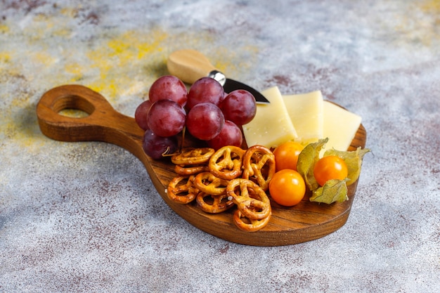 Piatto di formaggi con delizioso formaggio tilsiter e snack.