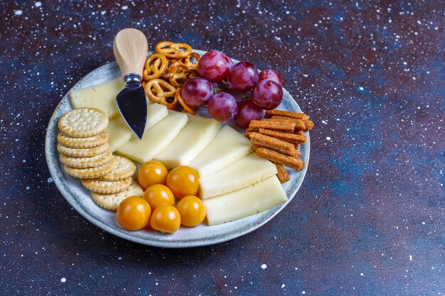 Piatto di formaggi con delizioso formaggio tilsiter e snack.