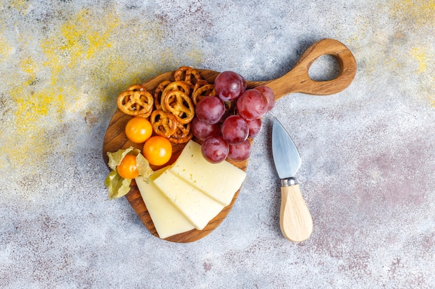 Piatto di formaggi con delizioso formaggio tilsiter e snack.