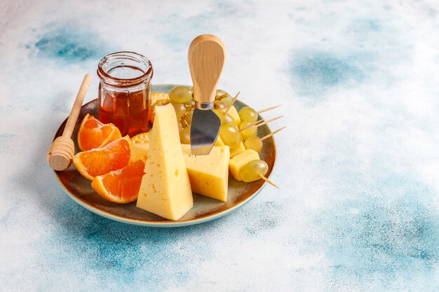 Piatto di formaggi con delizioso formaggio tilsiter e snack.