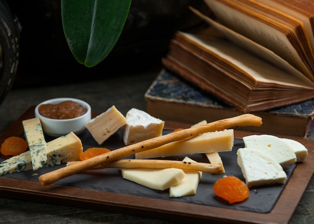 Piatto di formaggi con marmellata, frutta secca e galetta