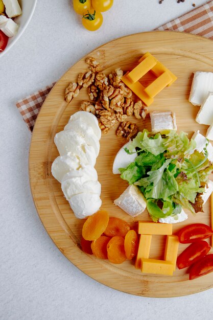 piatto di formaggi con noci su un tavolo