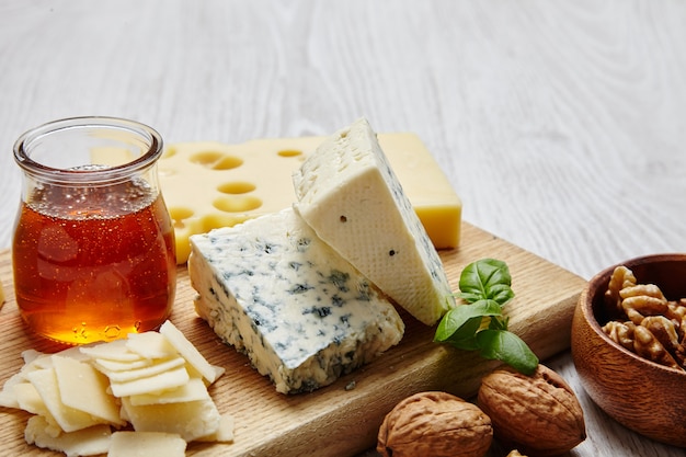 Piatto di formaggi con verdure e forniture vista dall'alto