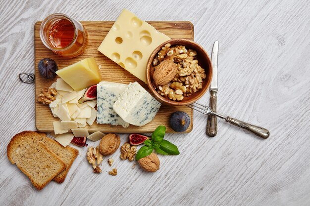 Piatto di formaggi con verdure e forniture vista dall'alto