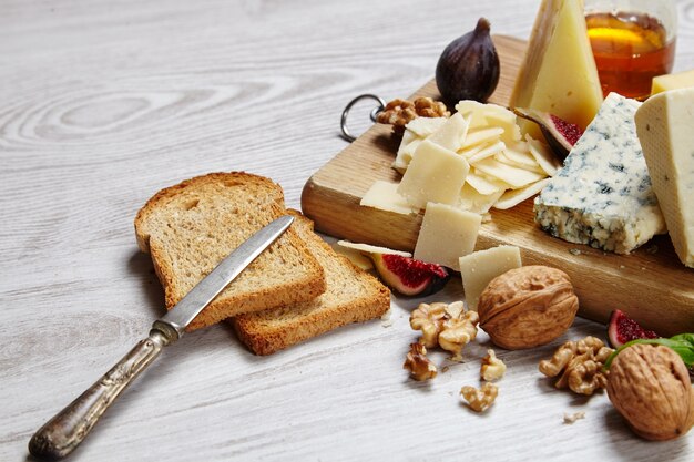 Piatto di formaggi con verdure e forniture vista dall'alto