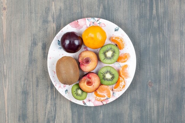 Piatto di frutta a fette su superficie in legno