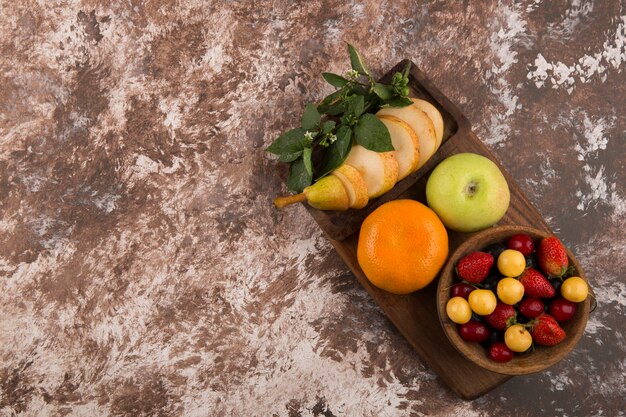 Piatto di frutta alla menta sul marmo nell'angolo