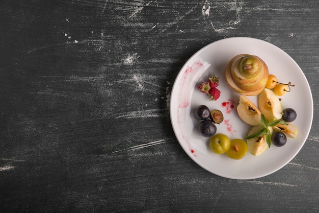 Piatto di frutta bianca isolato su sfondo nero a destra