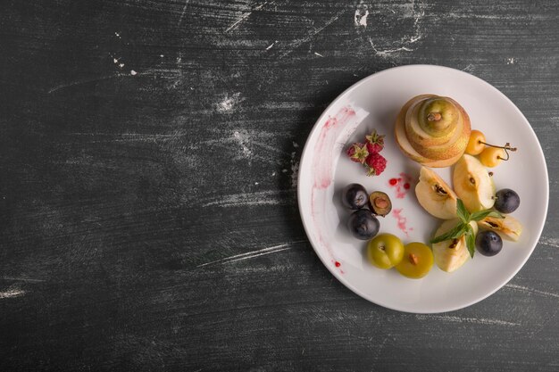 Piatto di frutta bianca isolato su sfondo nero a destra