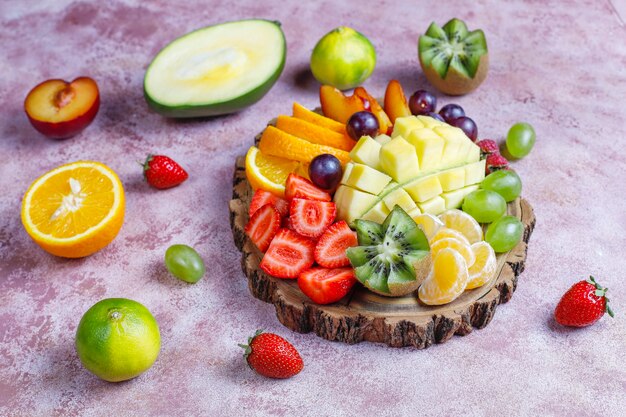 Piatto di frutta e bacche, cucina vegana.